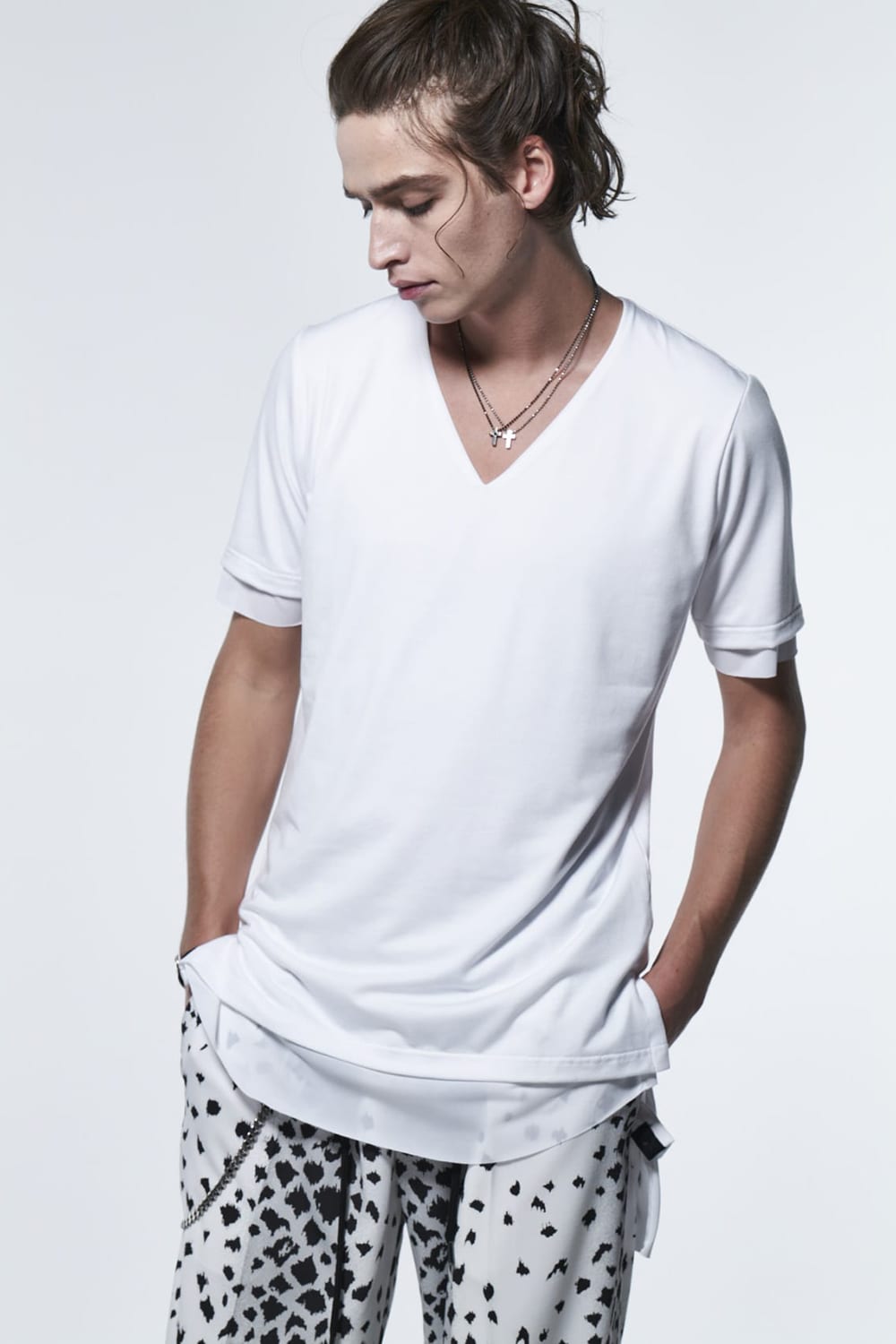 V-neck layered T-shirts White & White