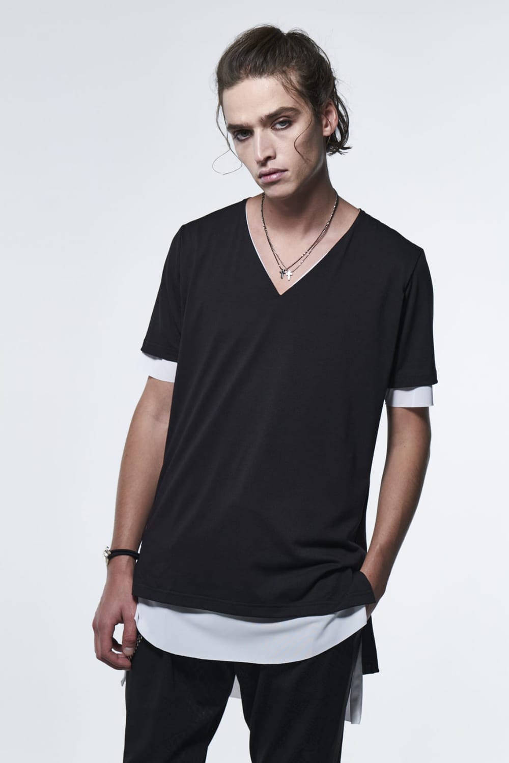 V-neck layered T-shirts Black & White