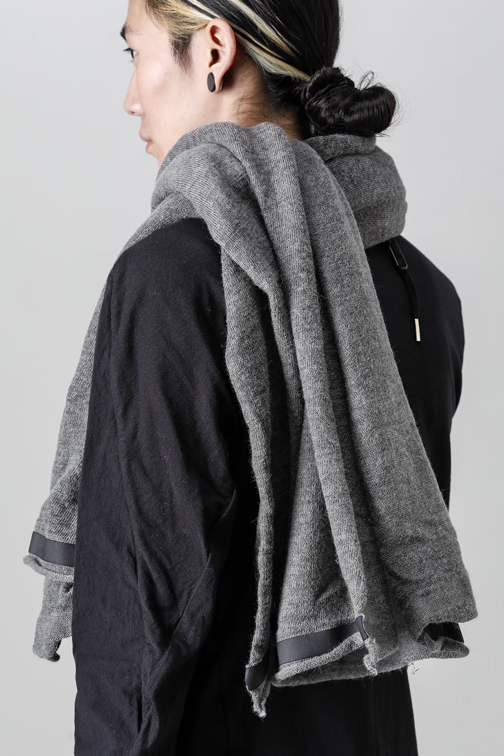 Scarf w/ Thermoadhesive Leather Tapes Plomb Cold Dye