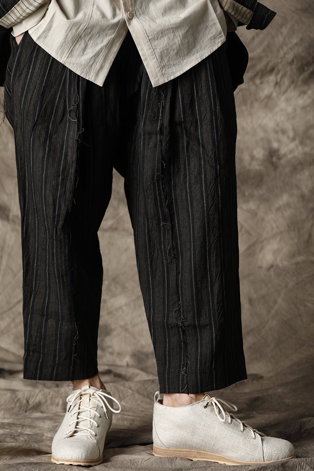 Pleated Drop crotch Cropped trousers Black