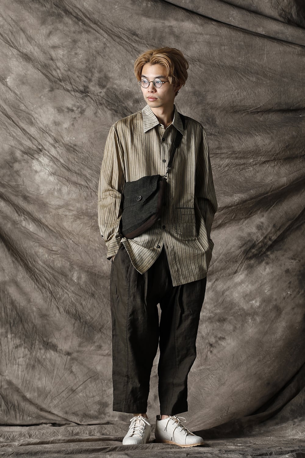 Curved hem Side slit Spread collar shirt Vintage White