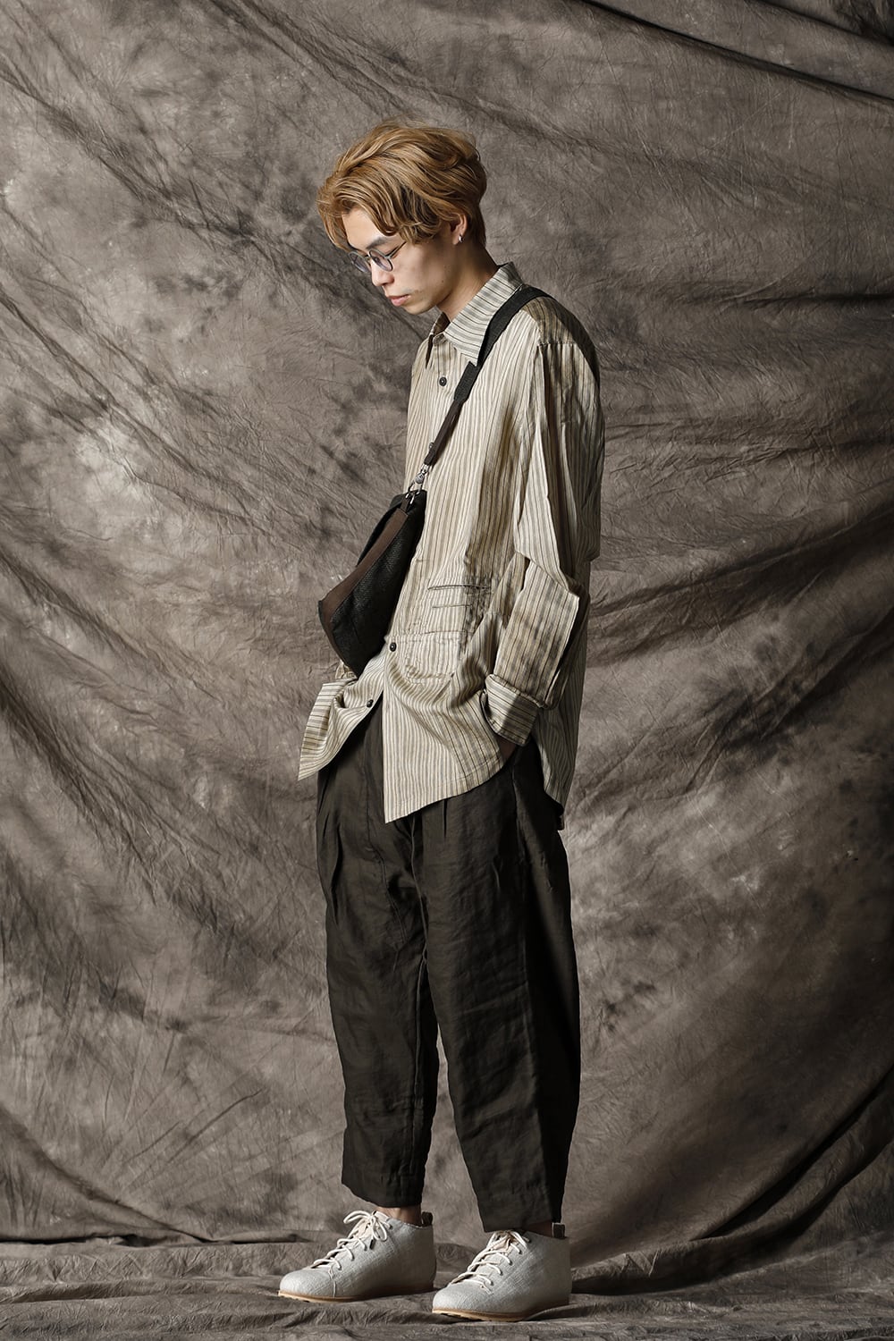 Curved hem Side slit Spread collar shirt Vintage White