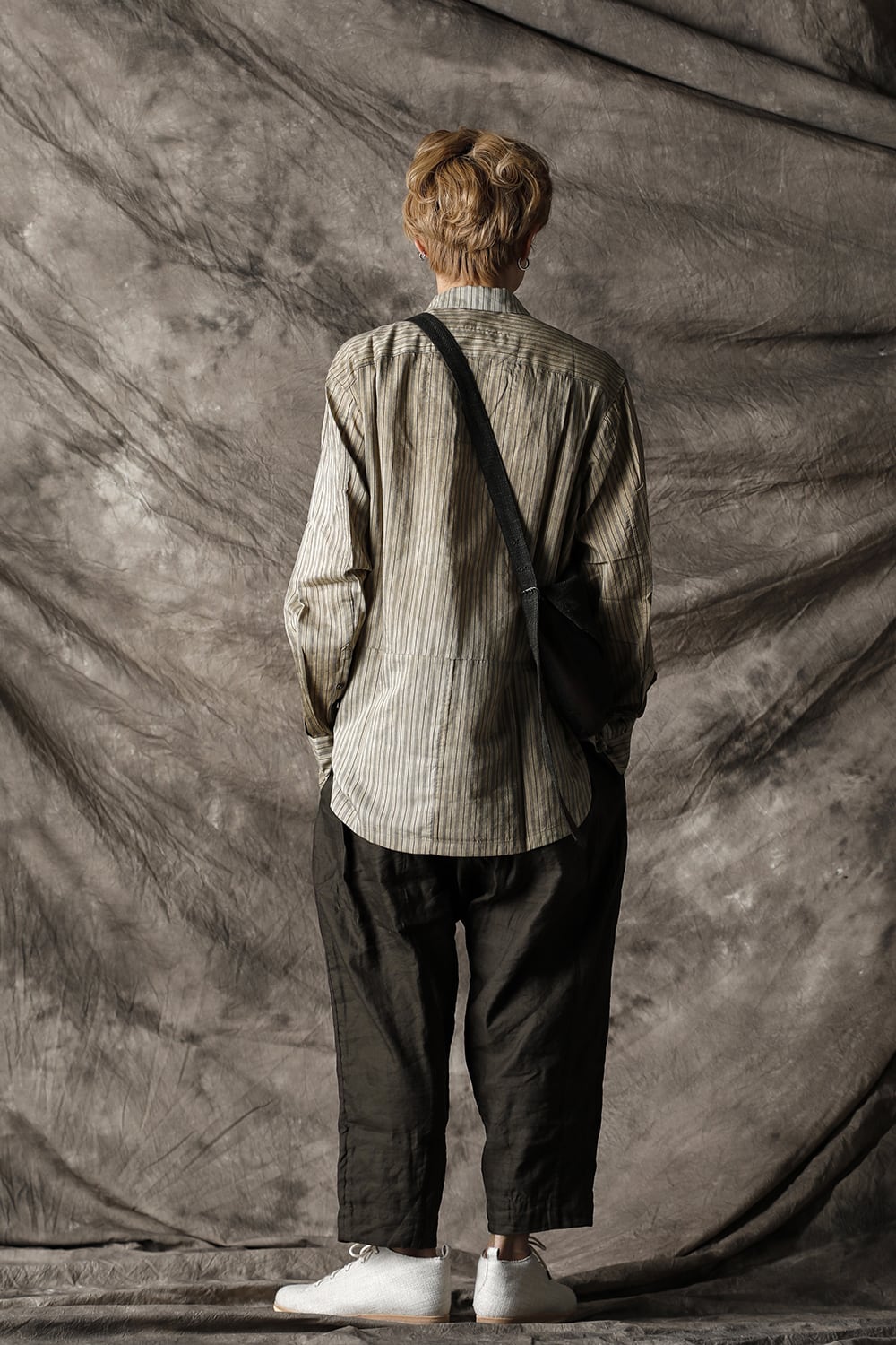 Curved hem Side slit Spread collar shirt Vintage White