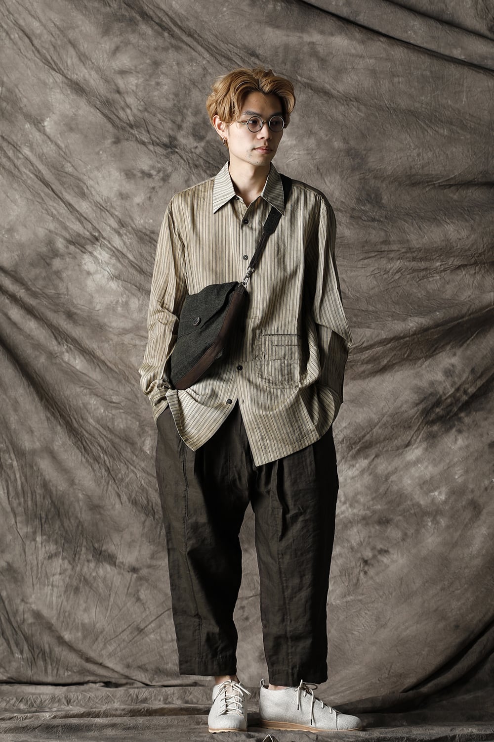 Curved hem Side slit Spread collar shirt Vintage White