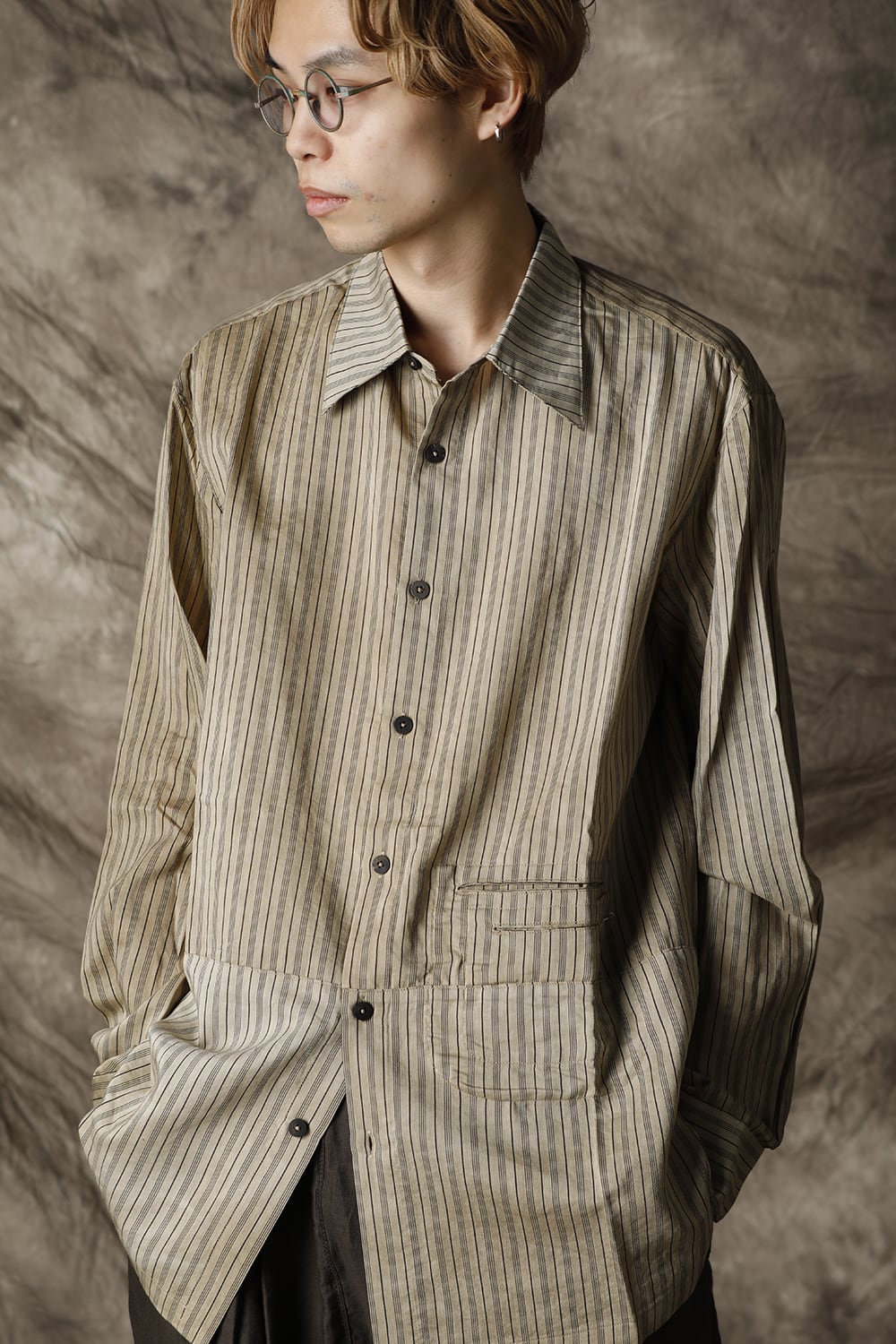 Curved hem Side slit Spread collar shirt Vintage White