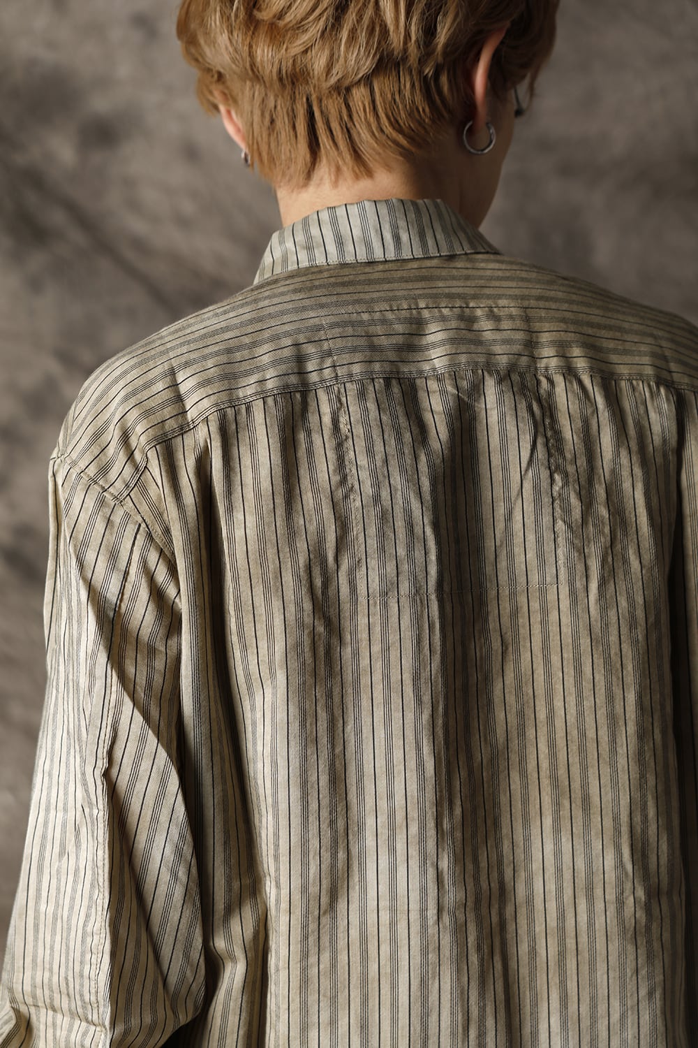 Curved hem Side slit Spread collar shirt Vintage White