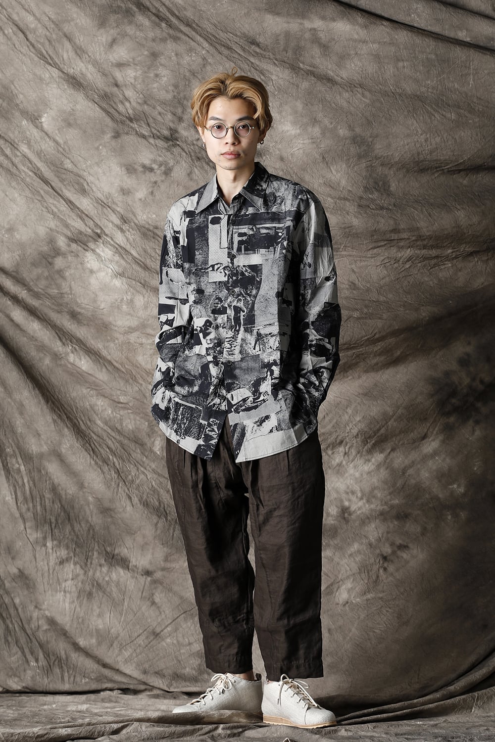 Curved hem Side slit Spread collar shirt Black × White