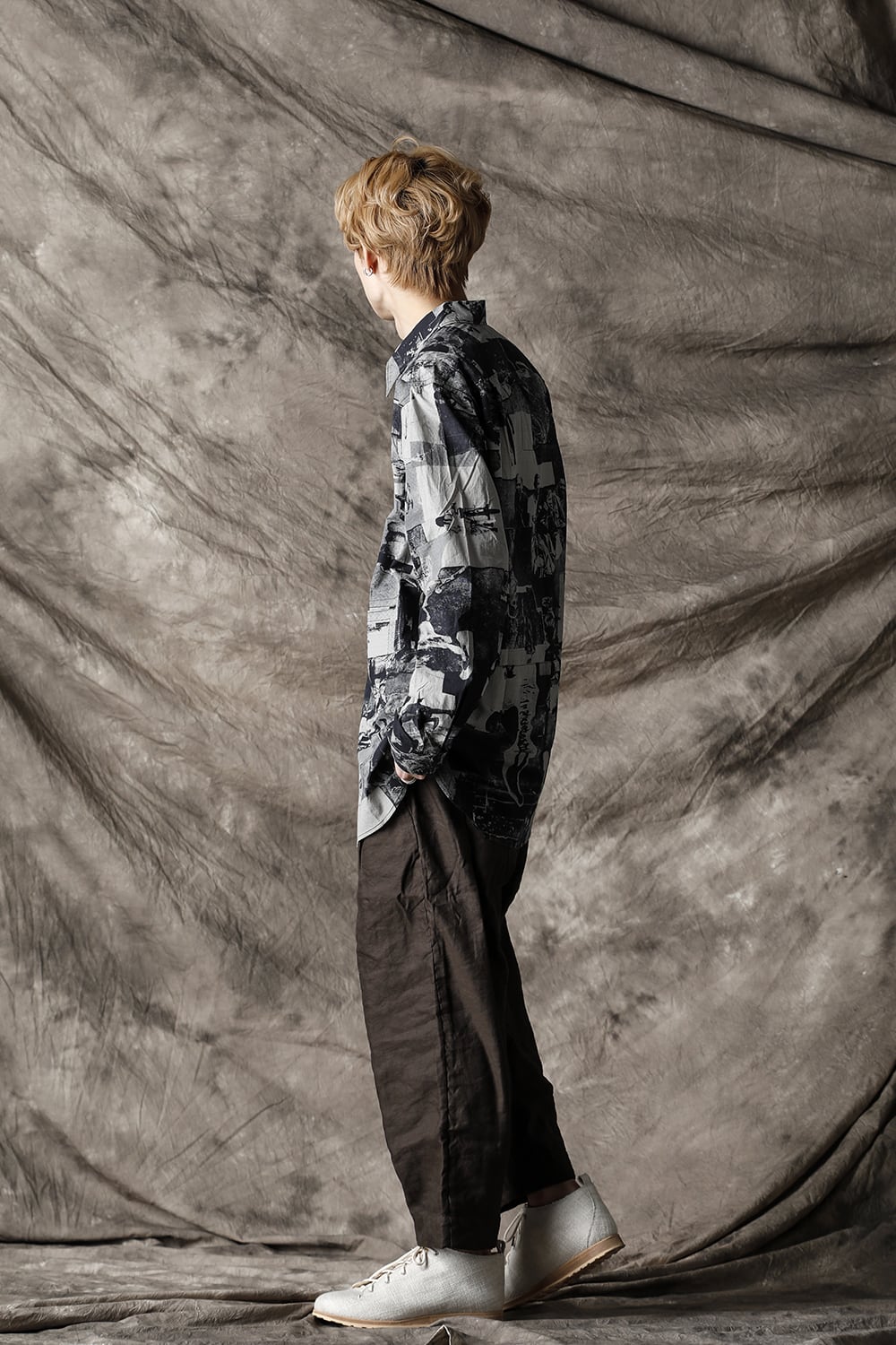 Curved hem Side slit Spread collar shirt Black × White