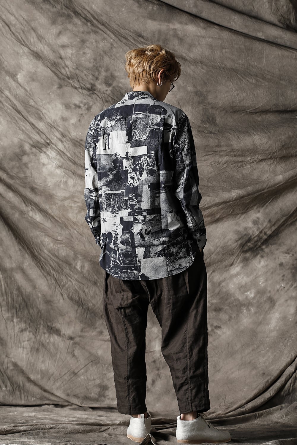 Curved hem Side slit Spread collar shirt Black × White