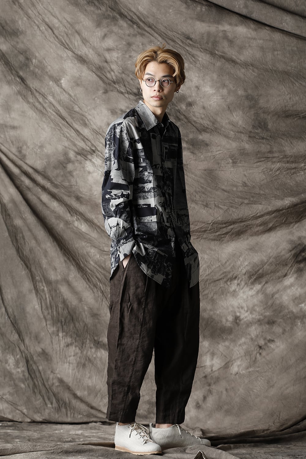 Curved hem Side slit Spread collar shirt Black × White