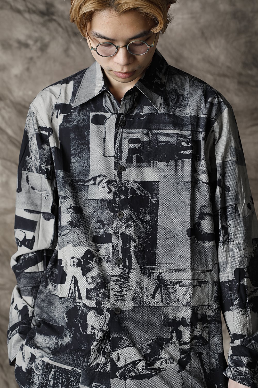 Curved hem Side slit Spread collar shirt Black × White