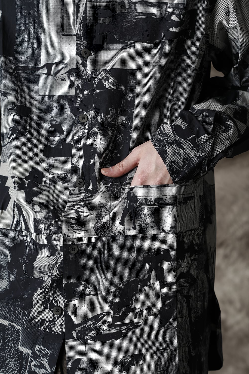 Curved hem Side slit Spread collar shirt Black × White