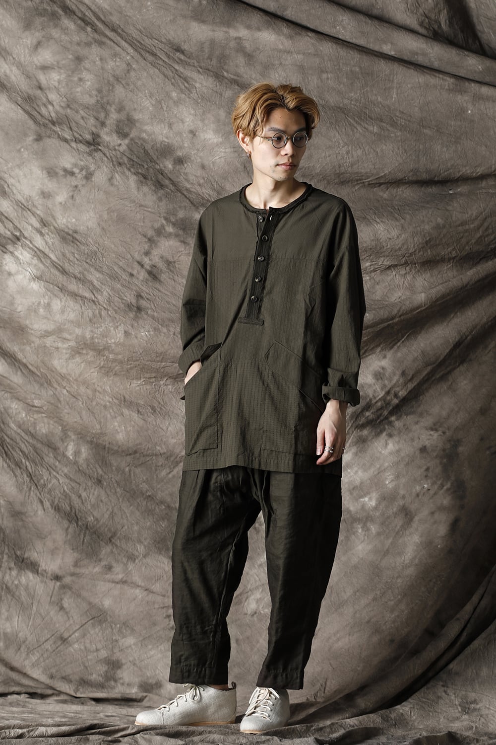 ルーズフィット ヘンリー プラケット トップ