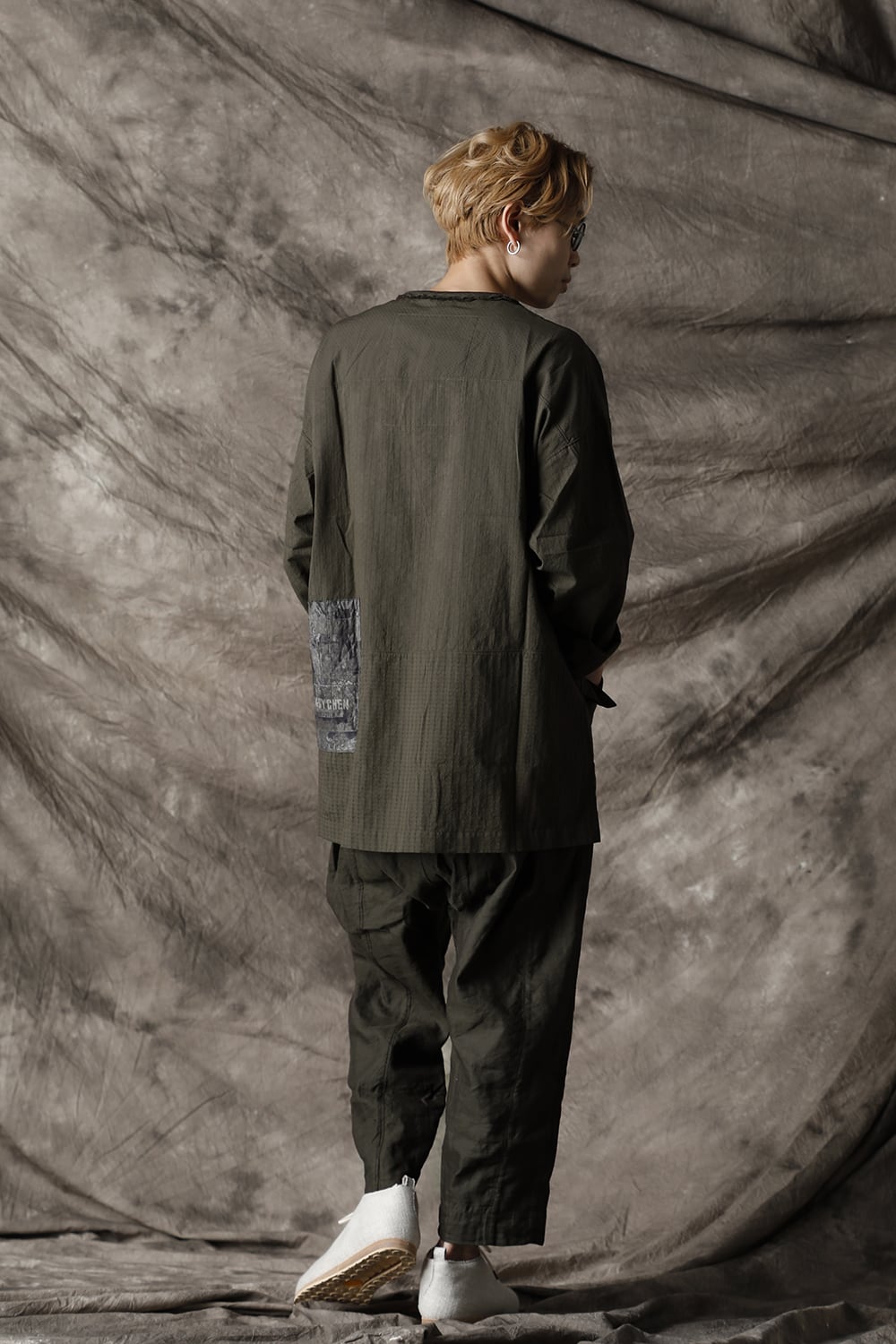 ルーズフィット ヘンリー プラケット トップ