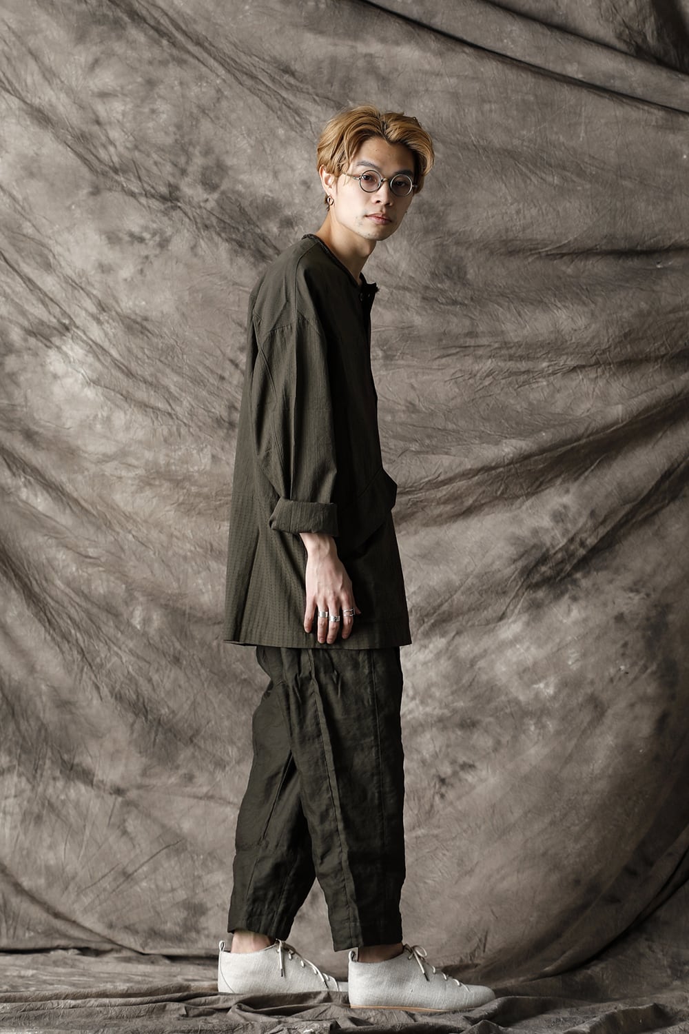 ルーズフィット ヘンリー プラケット トップ