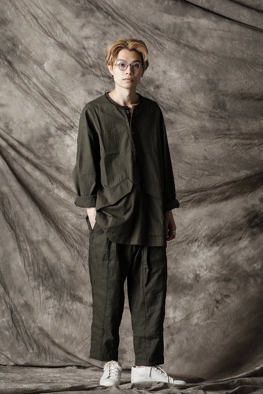 ルーズフィット ヘンリー プラケット トップ