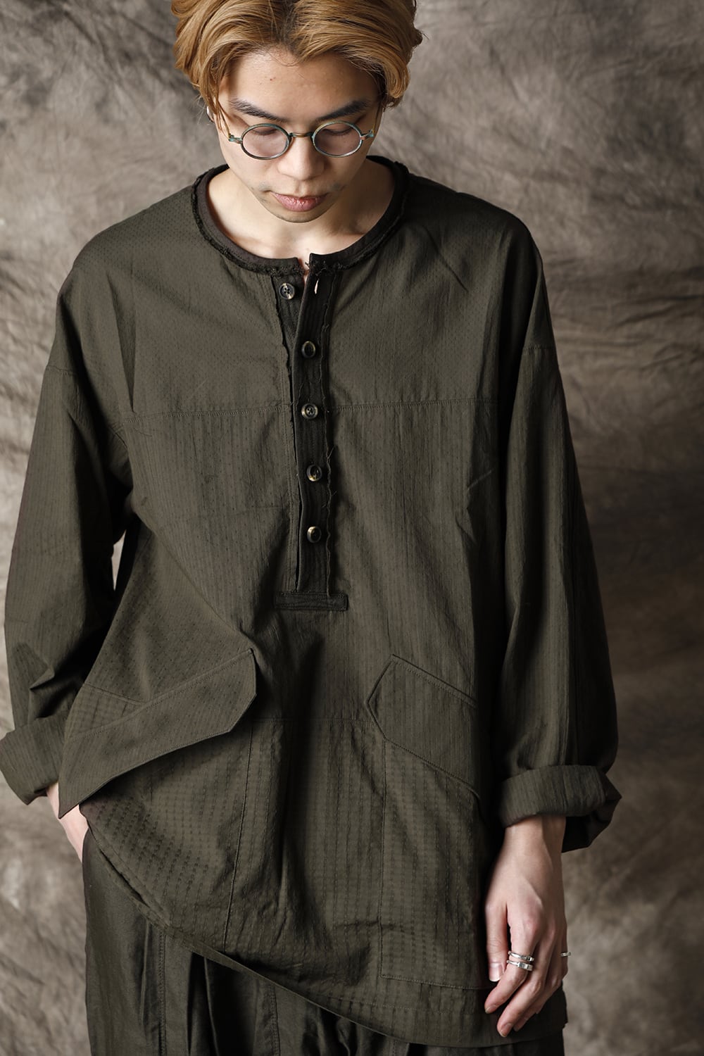 ルーズフィット ヘンリー プラケット トップ