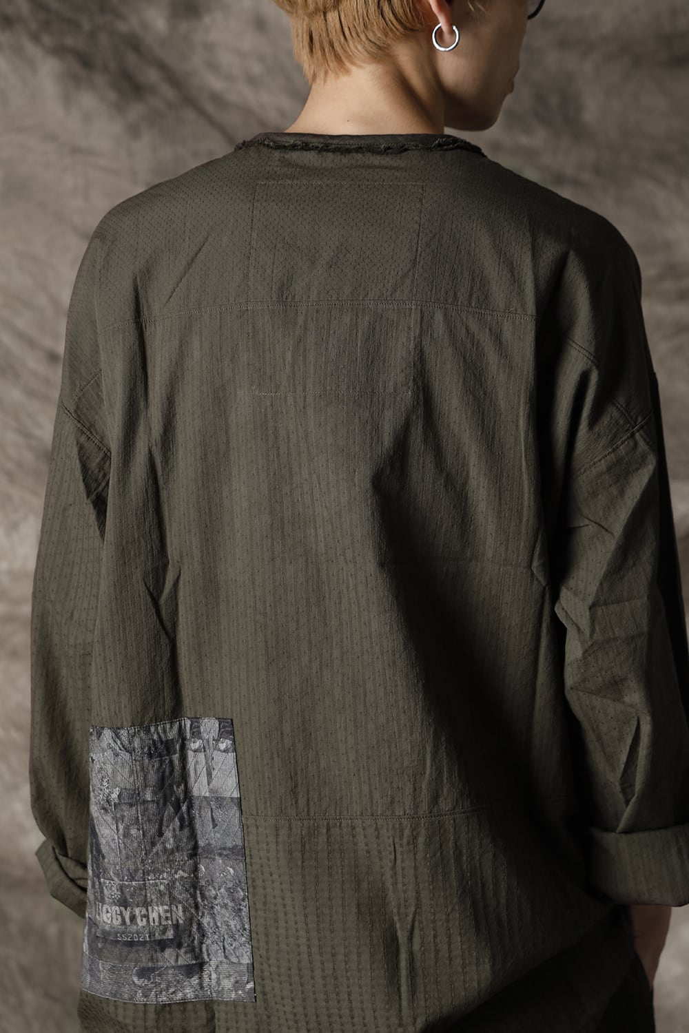 ルーズフィット ヘンリー プラケット トップ