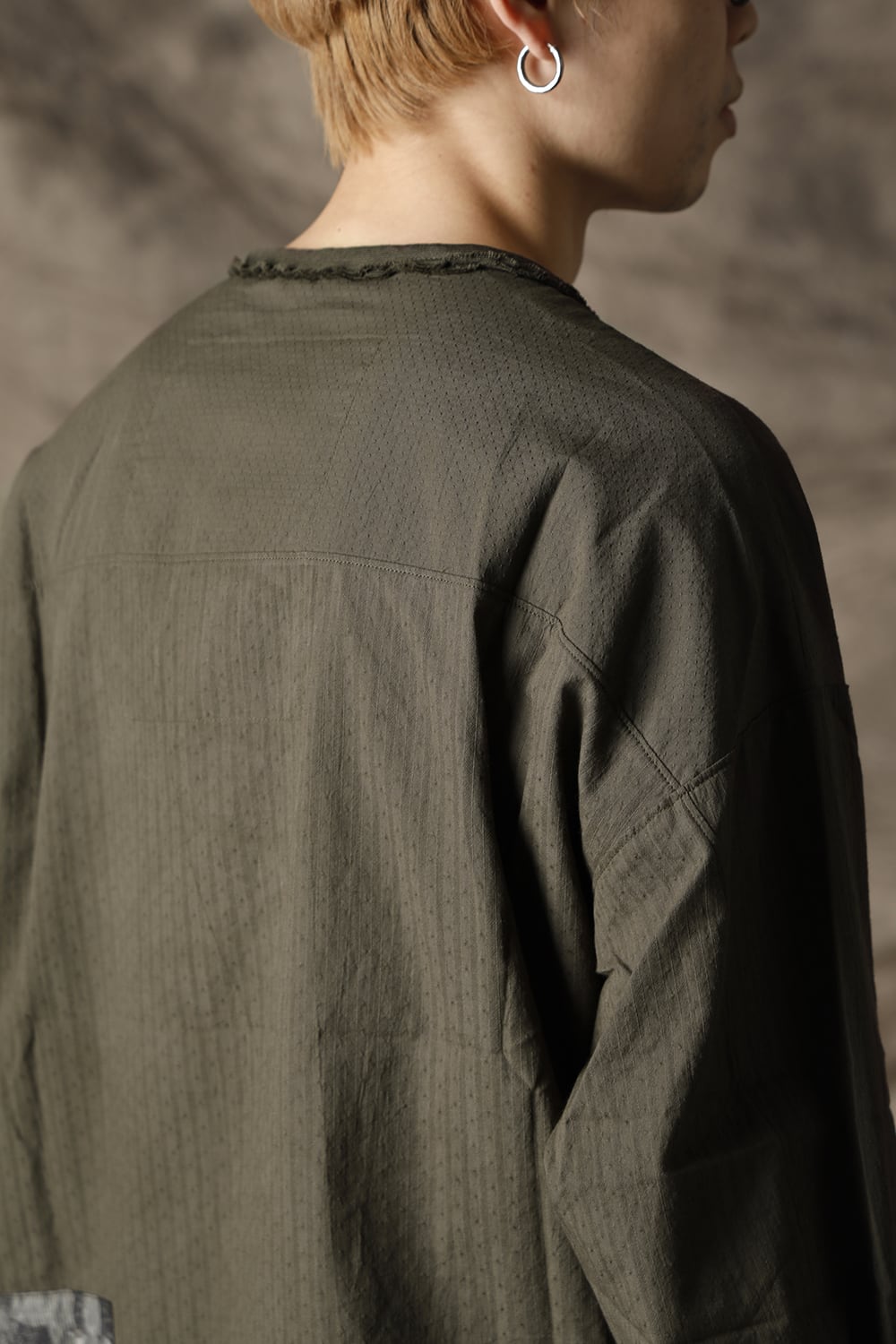 ルーズフィット ヘンリー プラケット トップ