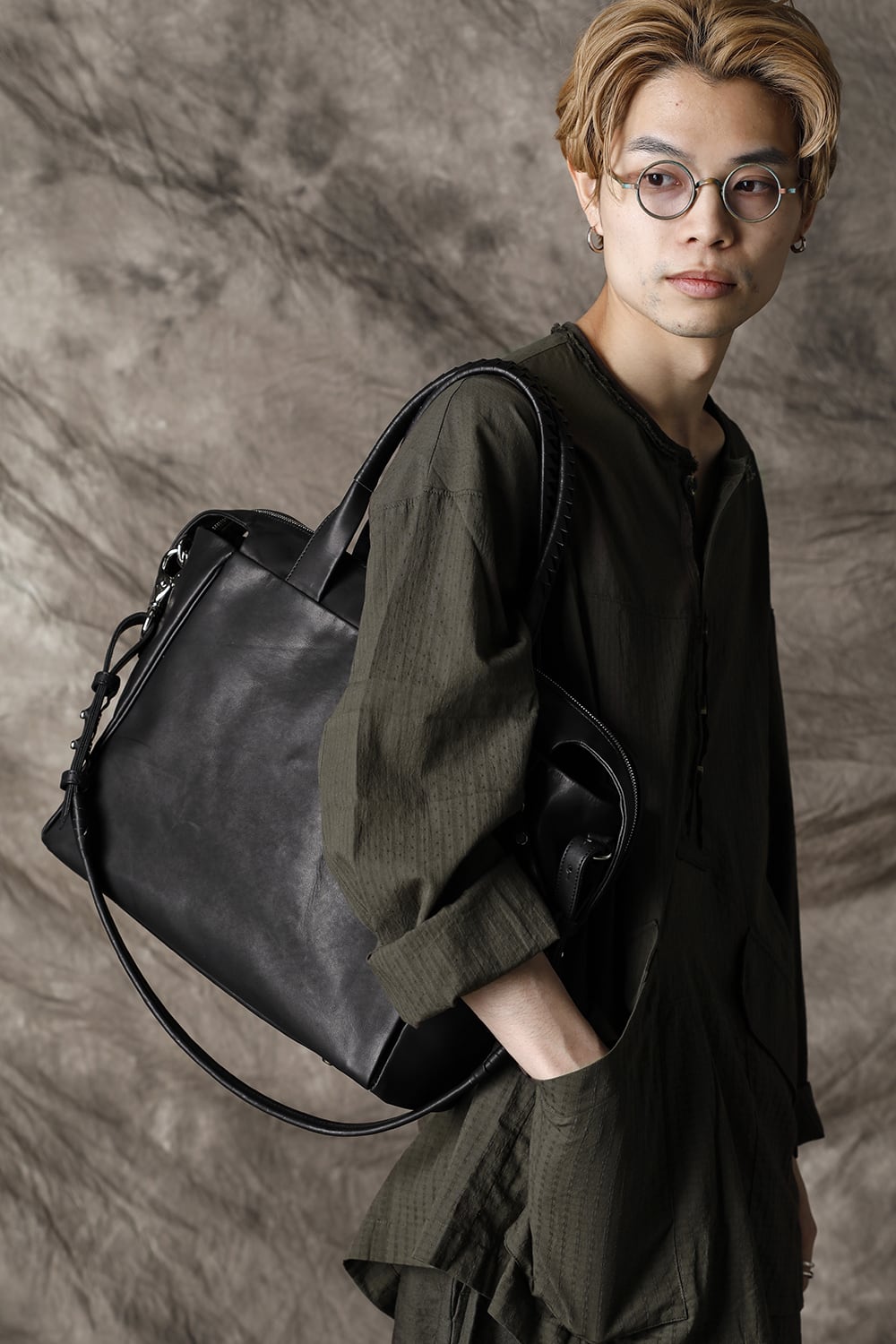 Slide tote bag - Cow leather from Hokkaido Black