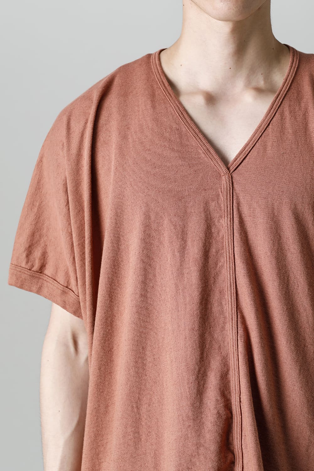 V NECK TEE RED BRICK