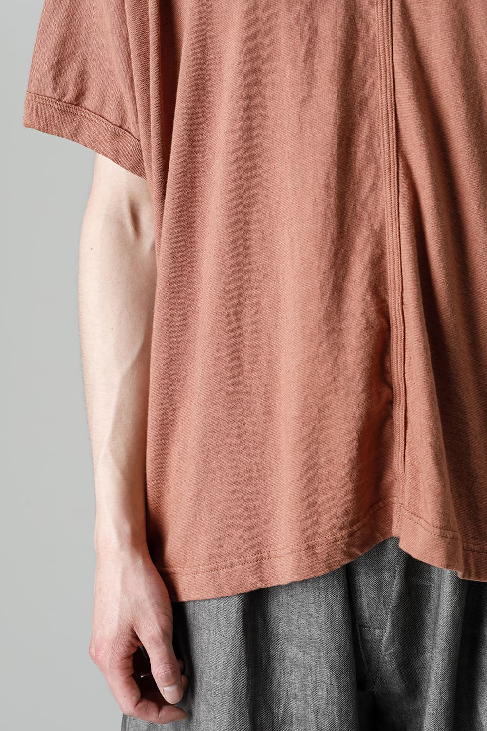 V NECK TEE RED BRICK