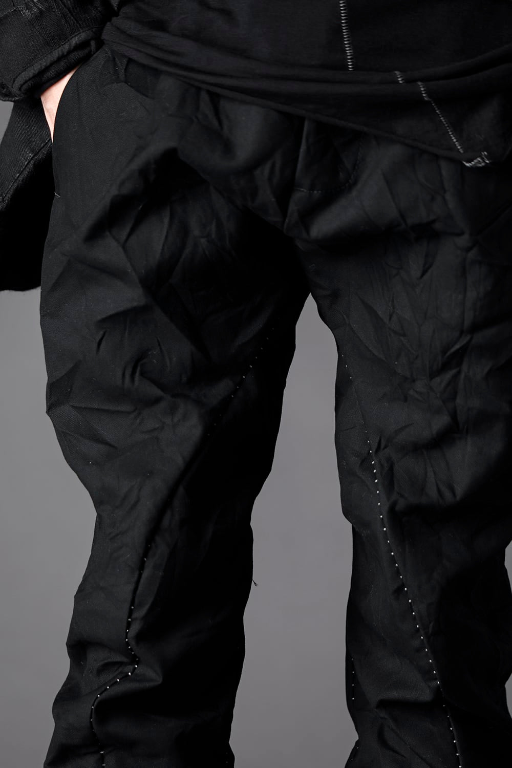 SCRUNCHED CURVED KNEE TROUSERS