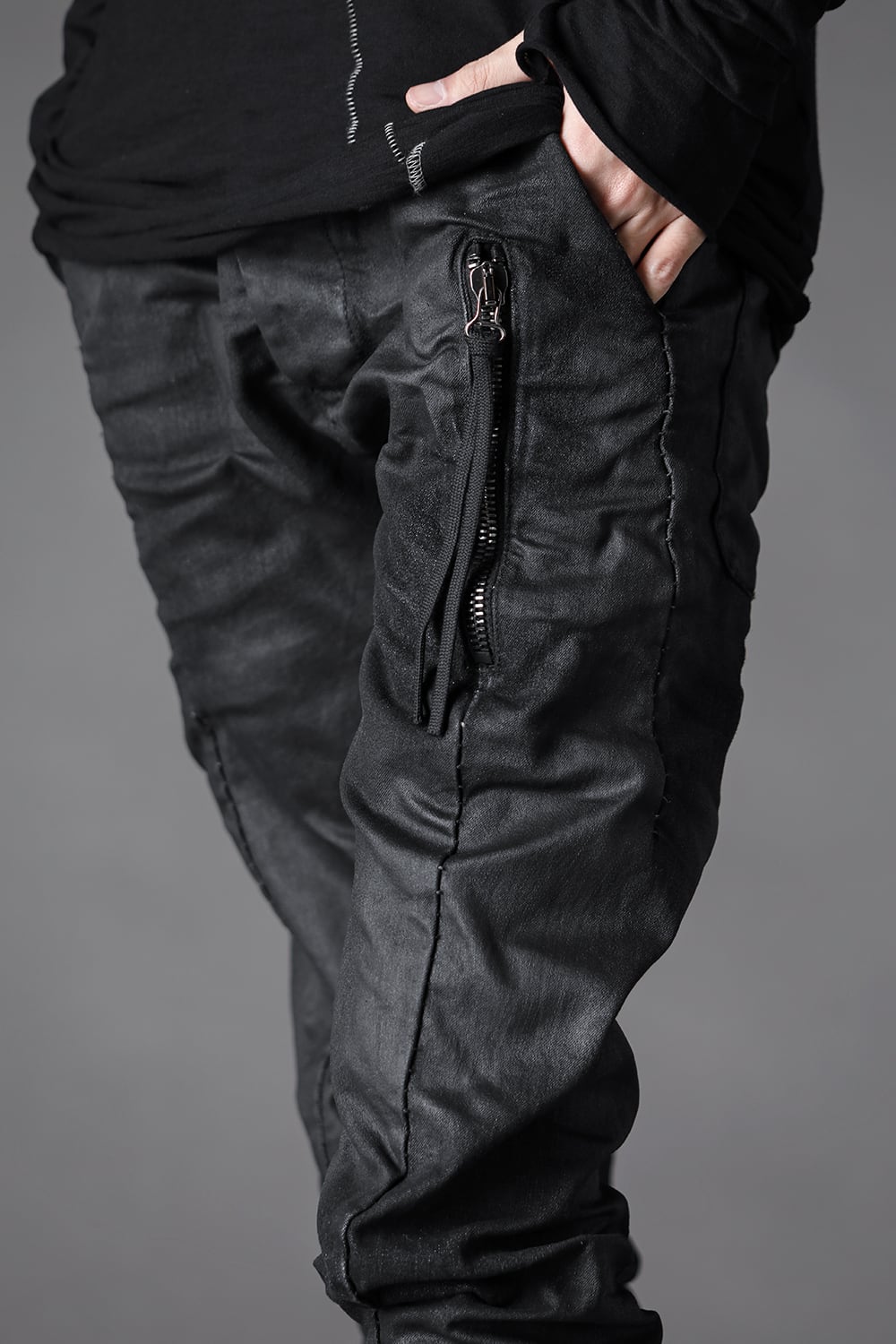 VERTICAL ZIP POCKET JEANS