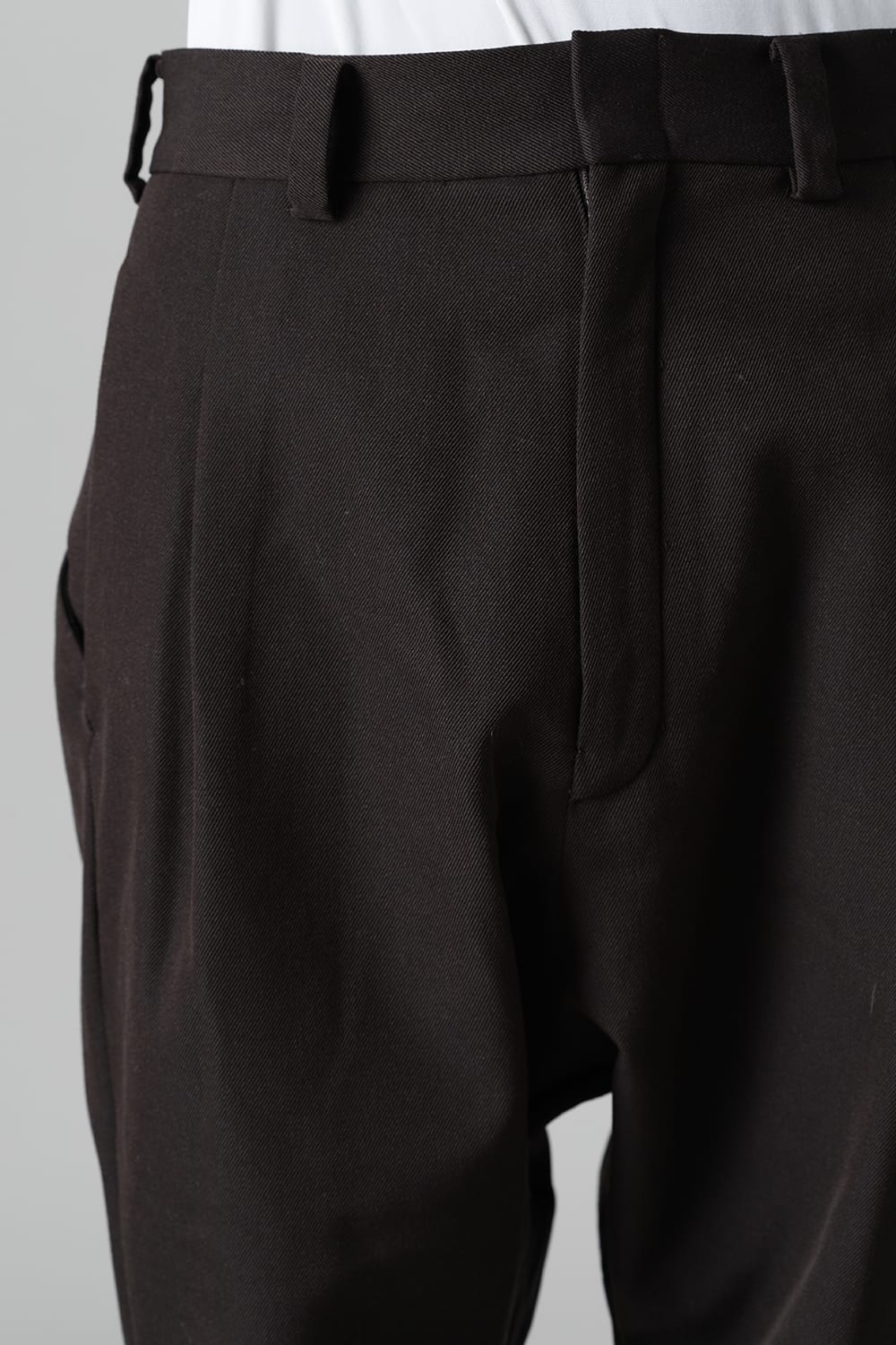 ドロップ クロッチパンツ スカルプチュア ウールギャバジン