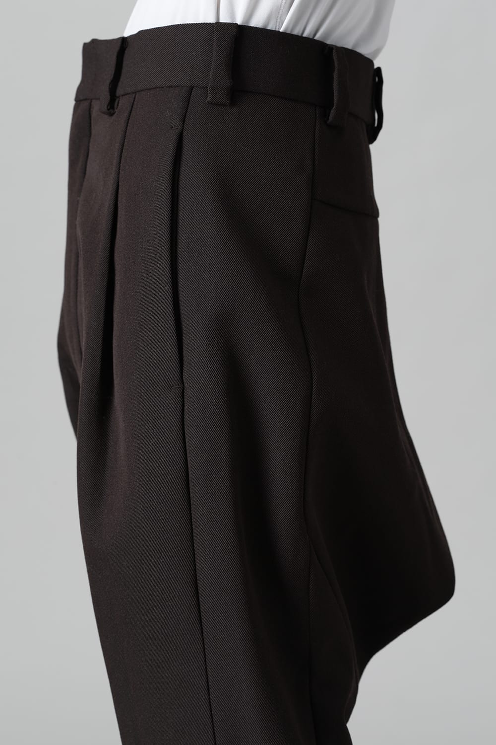 ドロップ クロッチパンツ スカルプチュア ウールギャバジン