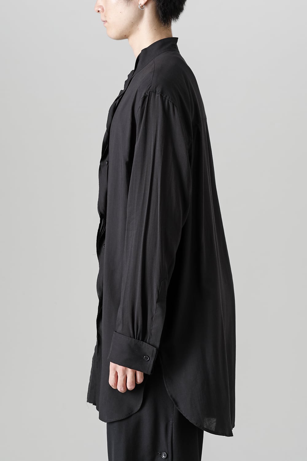 截ち切りフリルブラウス