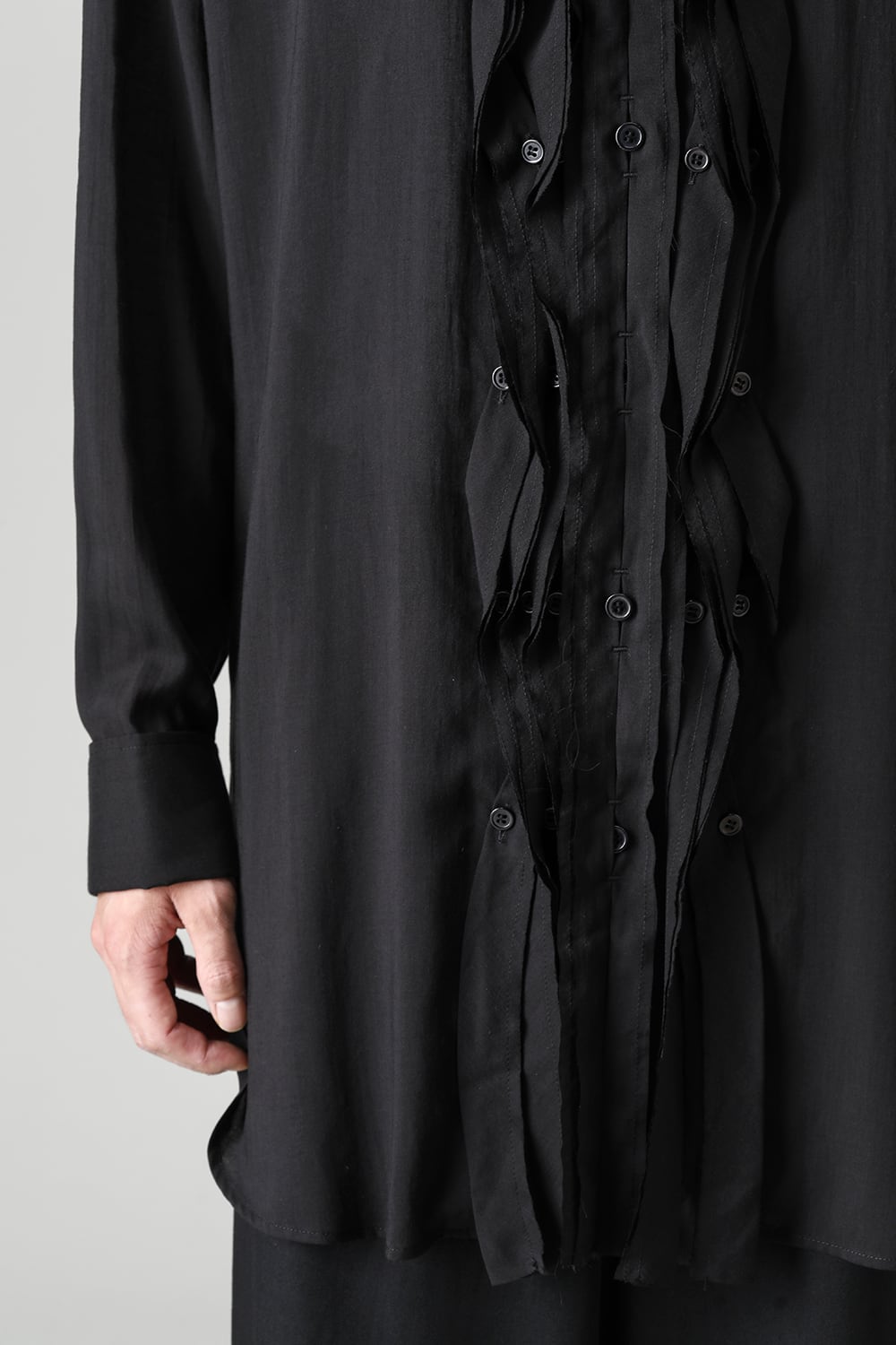 截ち切りフリルブラウス