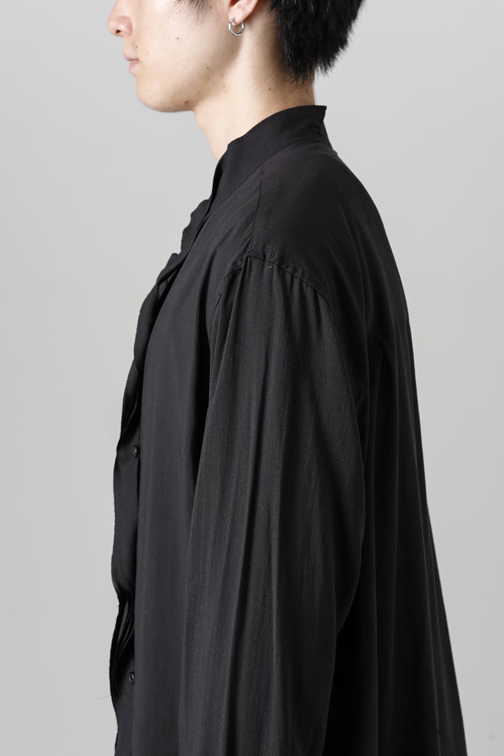 截ち切りフリルブラウス