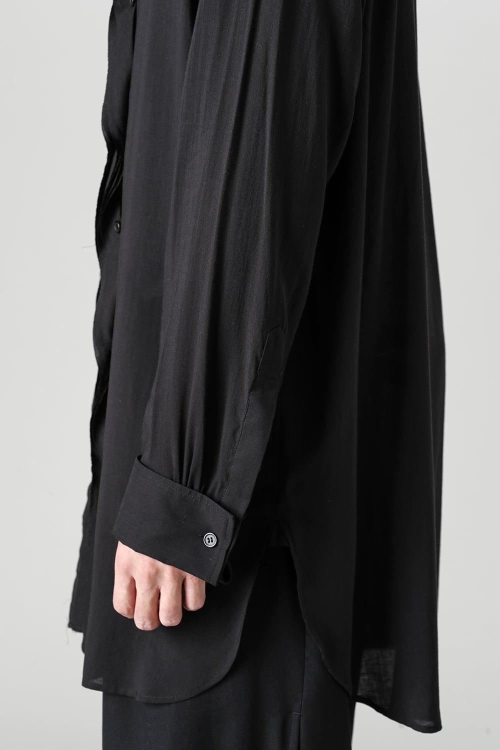 截ち切りフリルブラウス