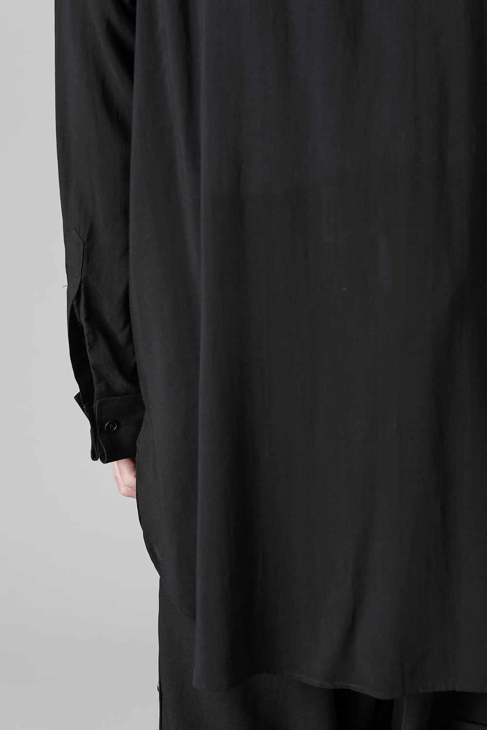 截ち切りフリルブラウス