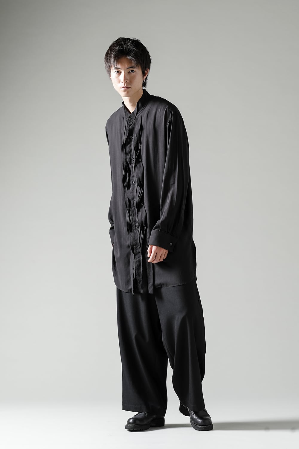 截ち切りフリルブラウス