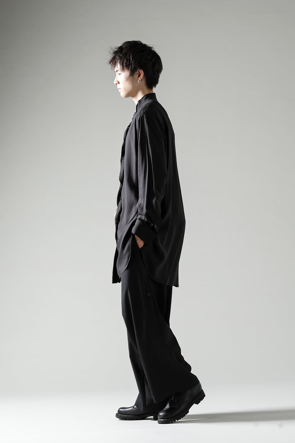 截ち切りフリルブラウス