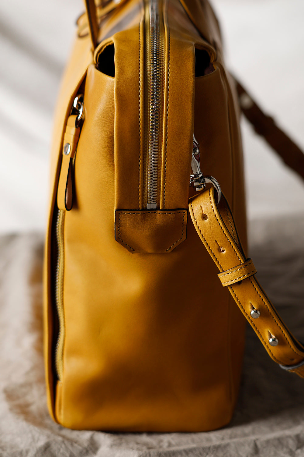 Slide tote bag - Cow leather from Hokkaido Mustard