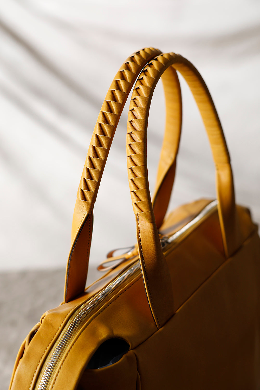 Slide tote bag - Cow leather from Hokkaido Mustard