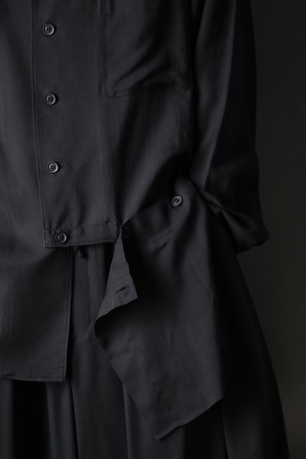 左裾 フラシ布付き ブラウス