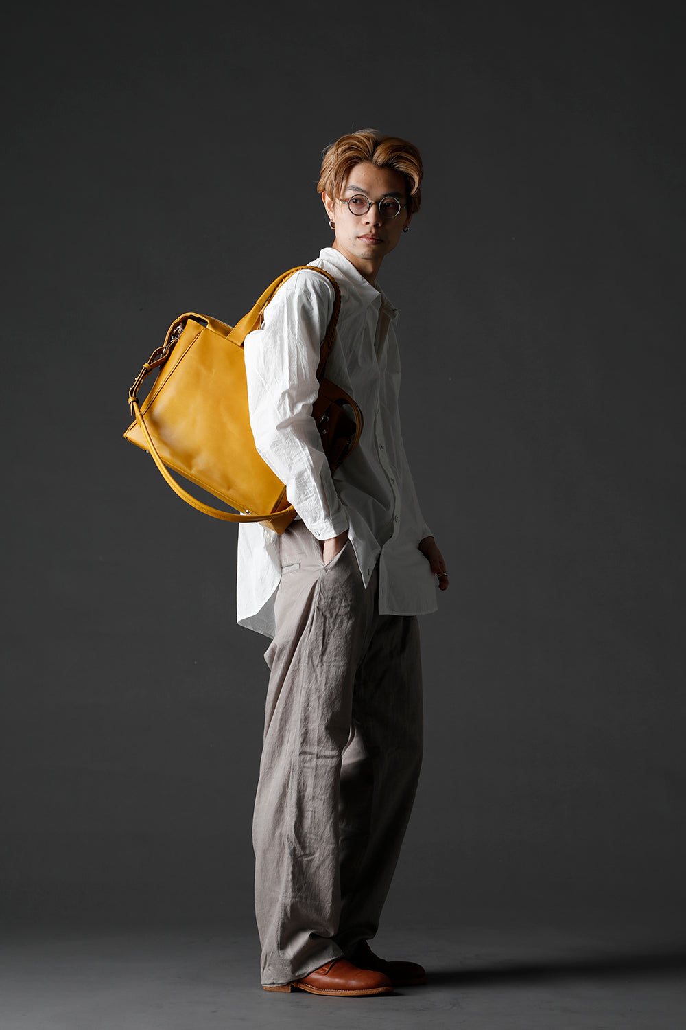 Slide tote bag - Cow leather from Hokkaido Mustard