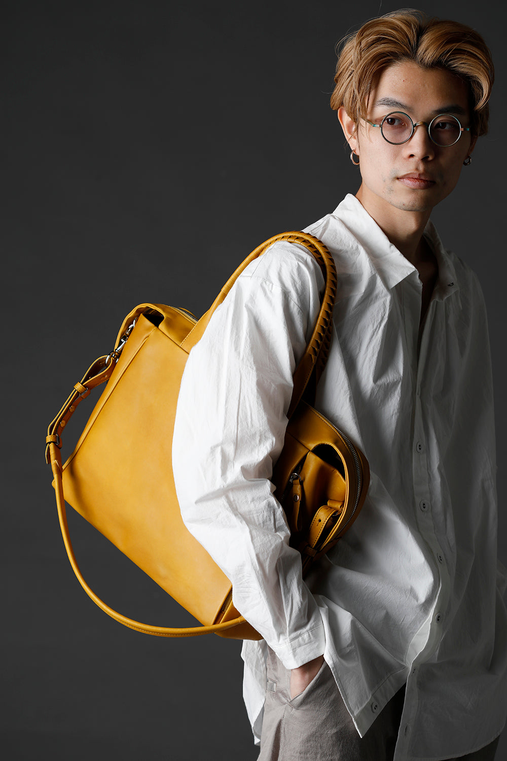 Slide tote bag - Cow leather from Hokkaido Mustard