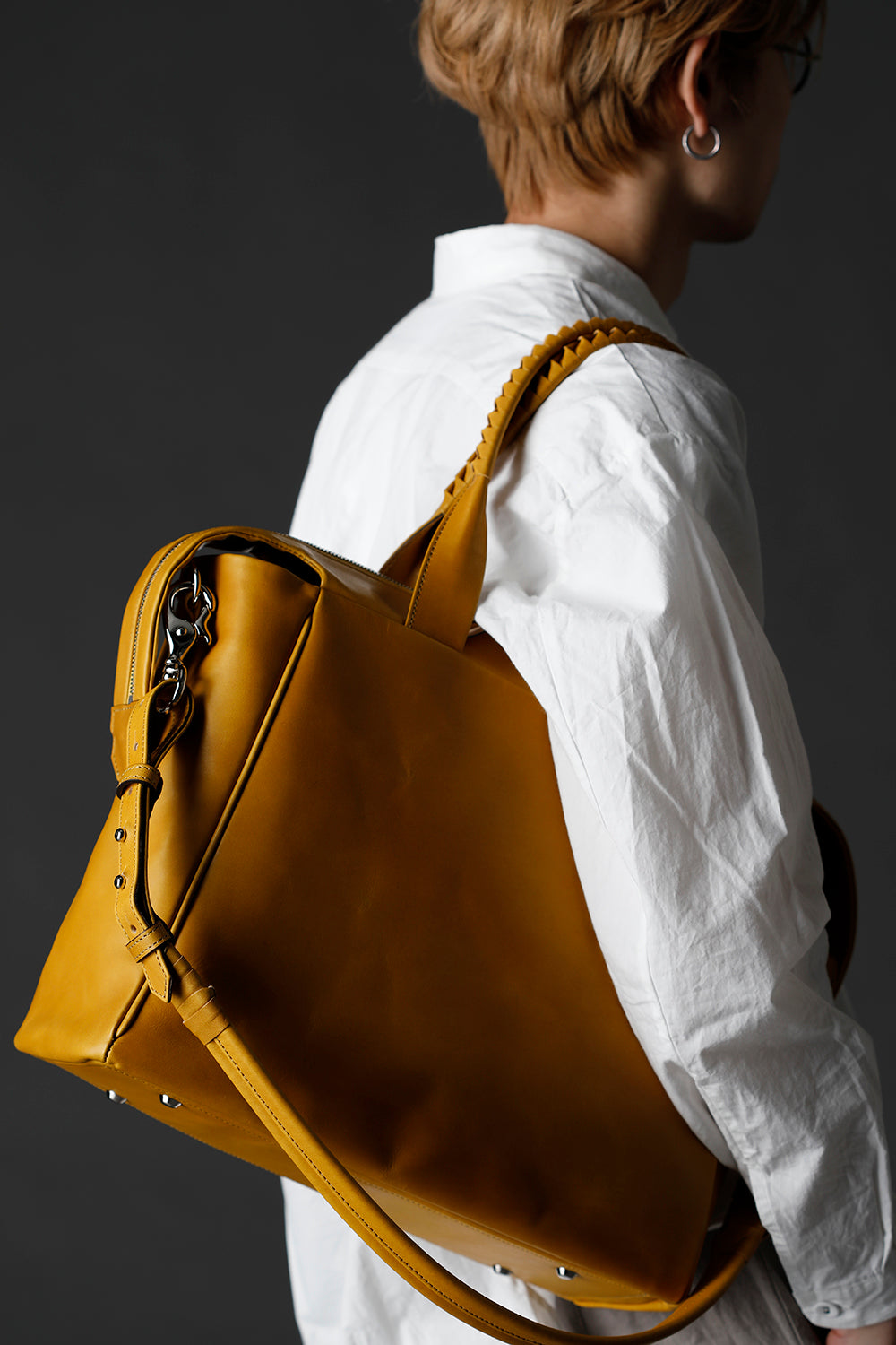 Slide tote bag - Cow leather from Hokkaido Mustard