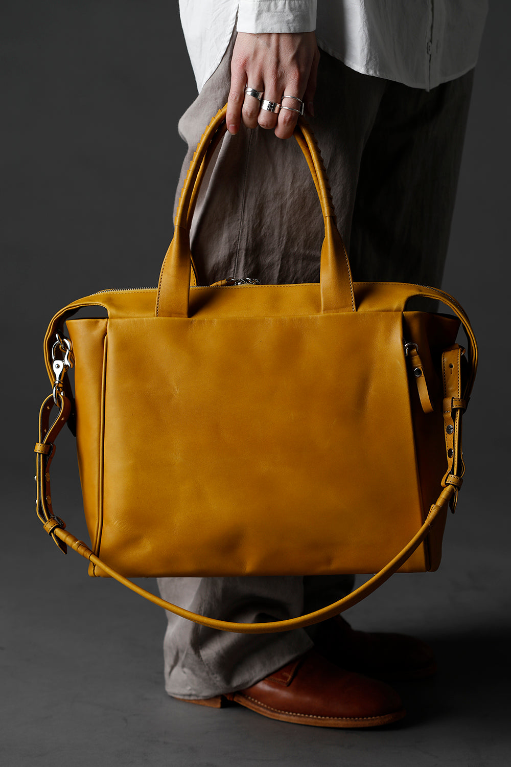 Slide tote bag - Cow leather from Hokkaido Mustard