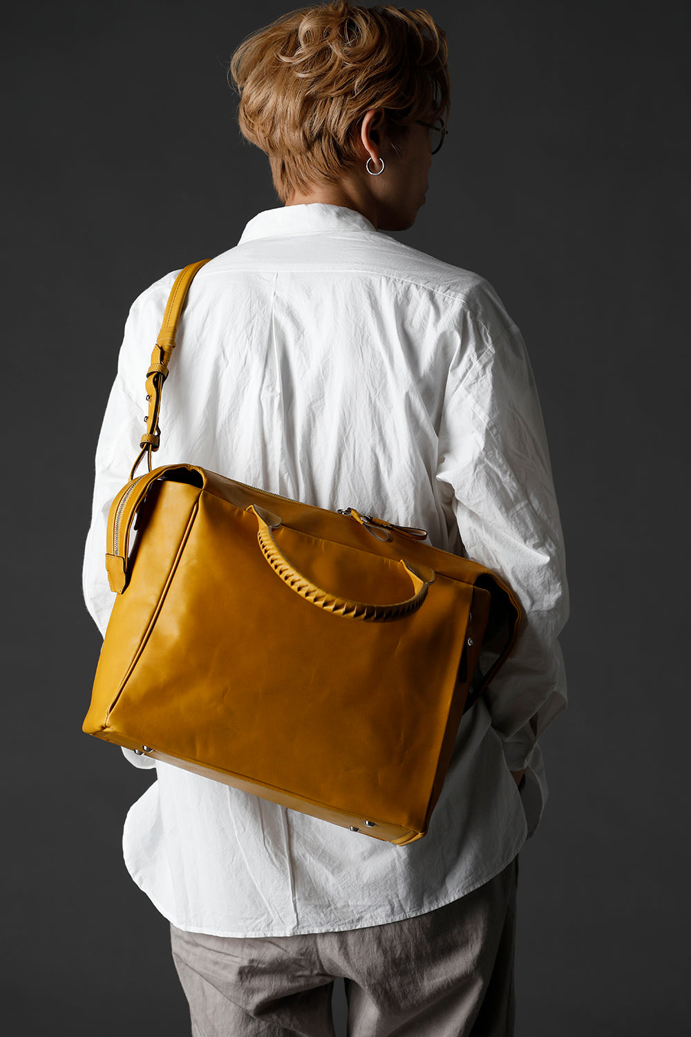 Slide tote bag - Cow leather from Hokkaido Mustard