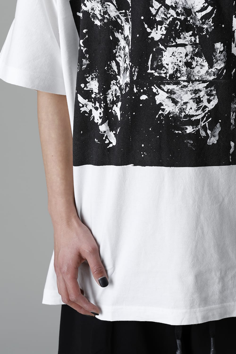 ディストーション3 "西本 浚也" プリント オーバーサイズTシャツ ホワイト