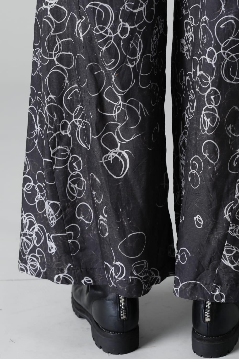 ディストーション3 "北村 悠" インクジェット プリント スーパーワイド レグパンツ