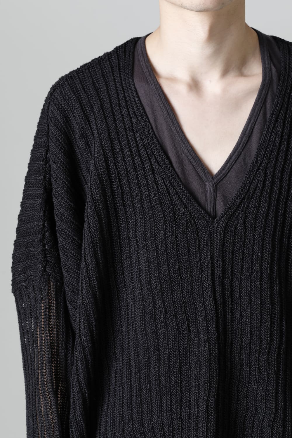 KNITTED V NECK BLACK