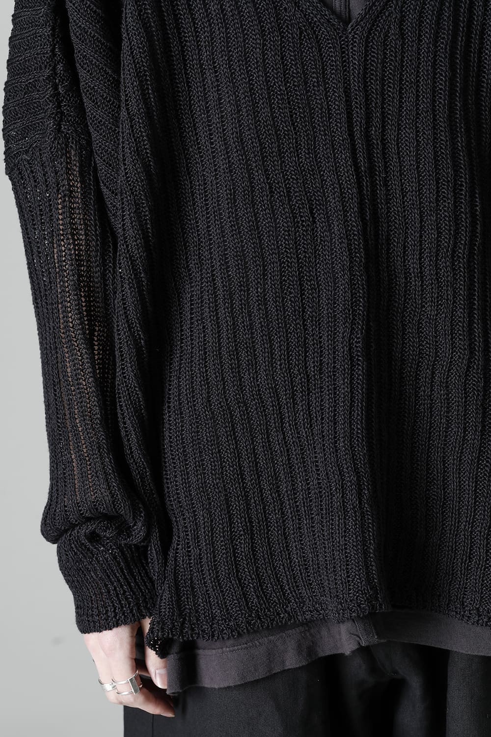 KNITTED V NECK BLACK