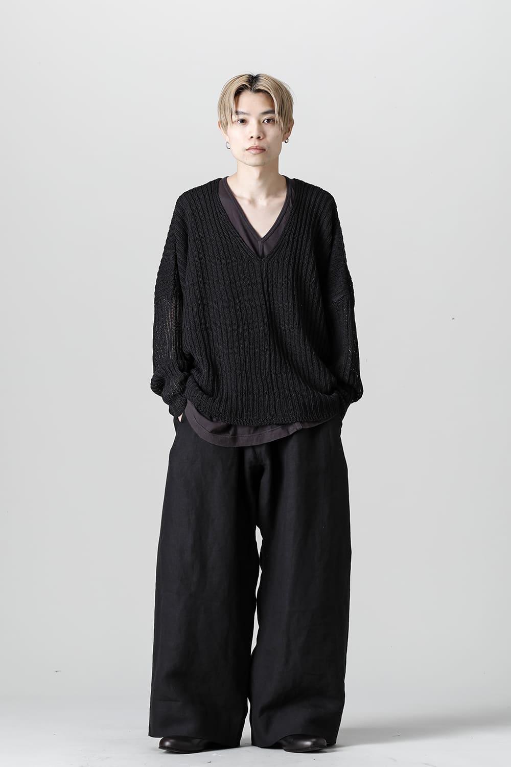 KNITTED V NECK BLACK